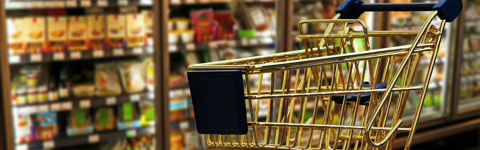 Photo d'un caddie en or dans un supermarché