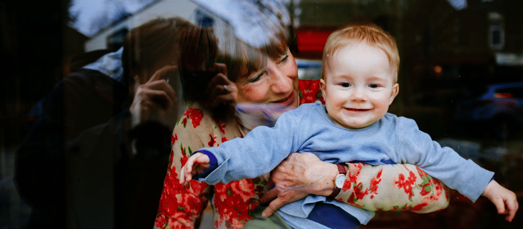 Un bébé avec sa grand-mère pour illustrer la campagne drive to store