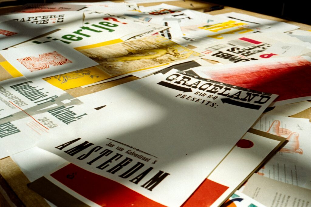 image illustrant des journaux sur une table