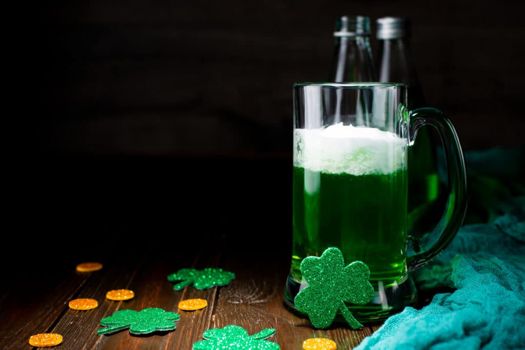 pinte de bière verte pour illustrer la Saint-Patrick