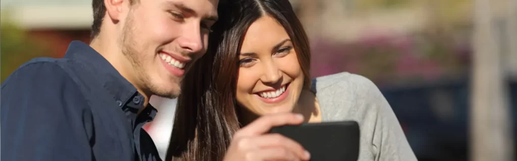 Couple regardant un vidéo après avoir reçu un sms marketing